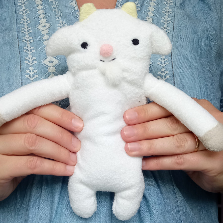 Fumofumo San White Goat (20cm)