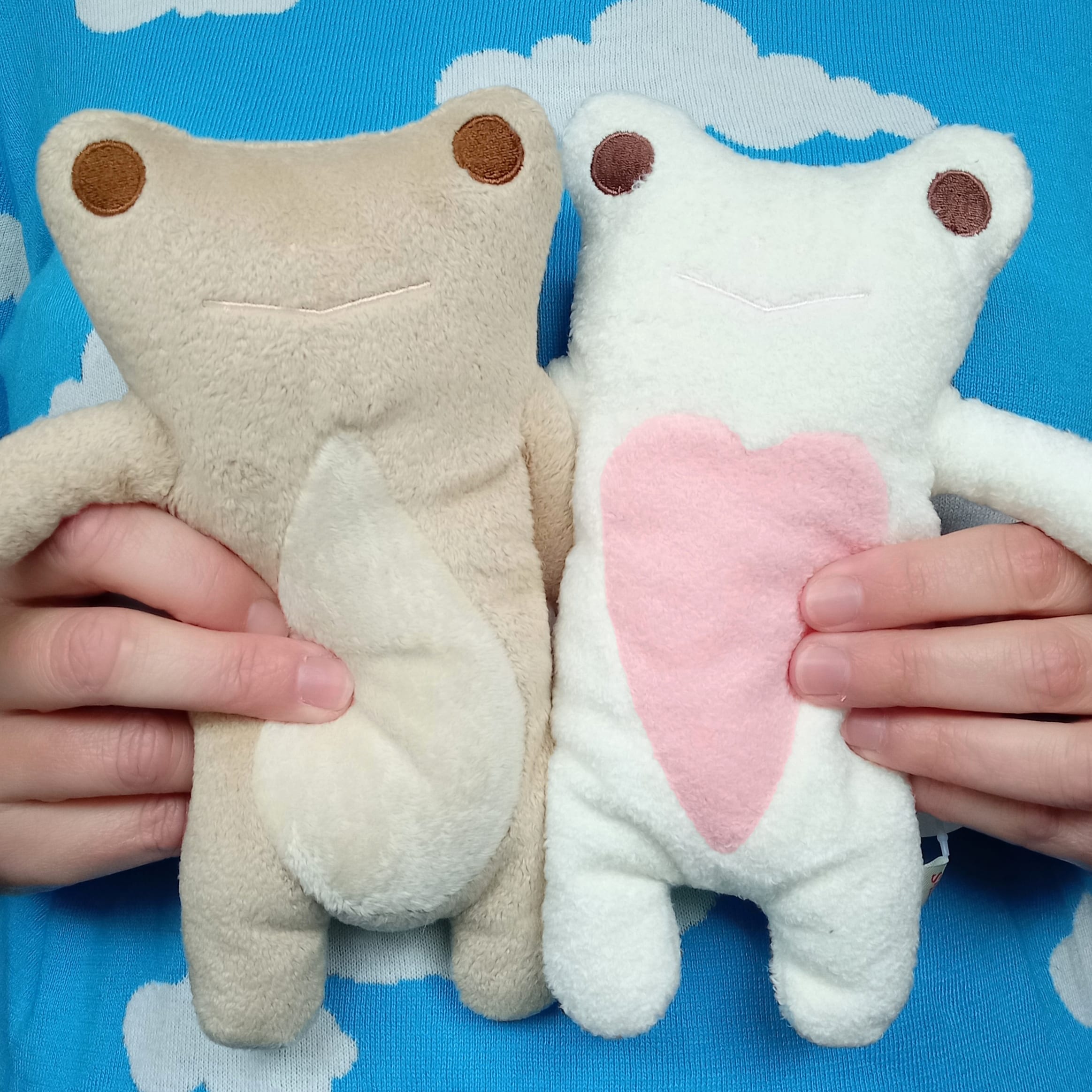 Fumofumo San White Frog with Pink Heart (20cm)